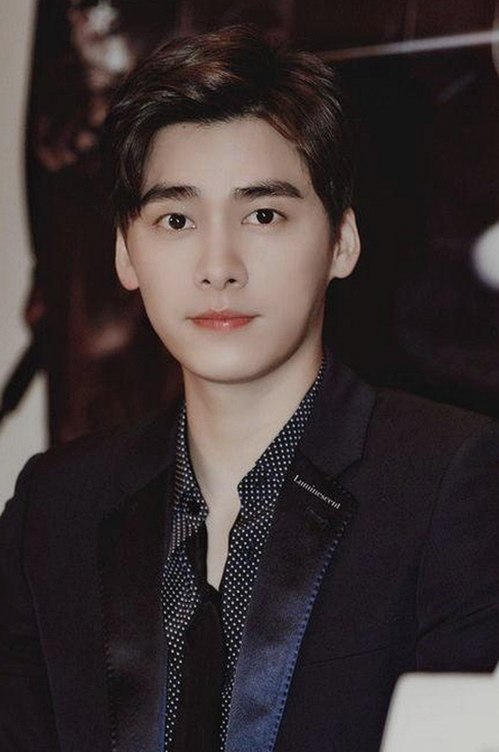 警花张津瑜“厕所门”再爆热议，网红反差引发关注